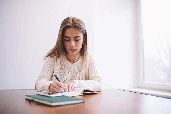 Gündelik Kıyafetli Genç Kız Öğrenci Masada Oturup Üniversite Için Ödev — Stok fotoğraf