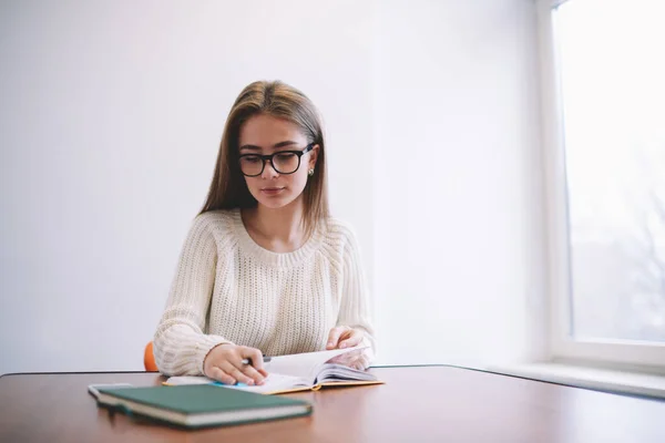 Jovem Estudante Feminina Pensativa Roupa Casual Com Óculos Sentados Mesa — Fotografia de Stock