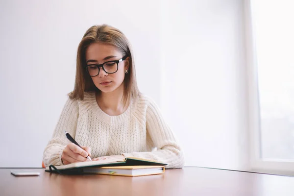 Estudante Feminina Wistful Com Cabelos Longos Óculos Sentados Mesa Madeira — Fotografia de Stock
