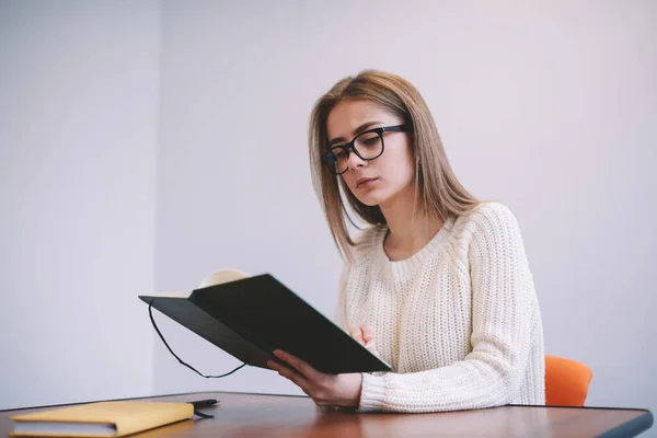 Jonge Serieuze Vrouwelijke Student Wit Casual Outfit Met Bril Naar — Stockfoto