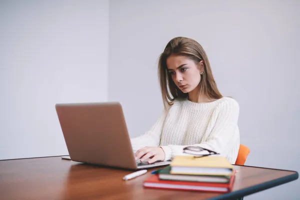 Focused Young Female Employee Casual Sweater Sitting Desk Copybooks Organizer — Stock Photo, Image