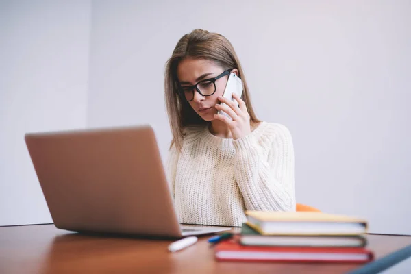 Junge Frau Mit Brille Und Pullover Sitzt Schreibtisch Mit Büchern — Stockfoto