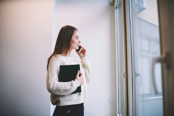 Vista Lateral Una Joven Positiva Con Cabello Largo Oscuro Pie — Foto de Stock