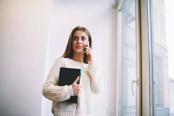 Positive Junge Studentin Lässigem Pullover Die Mit Büchern Fenster Steht — Stockfoto