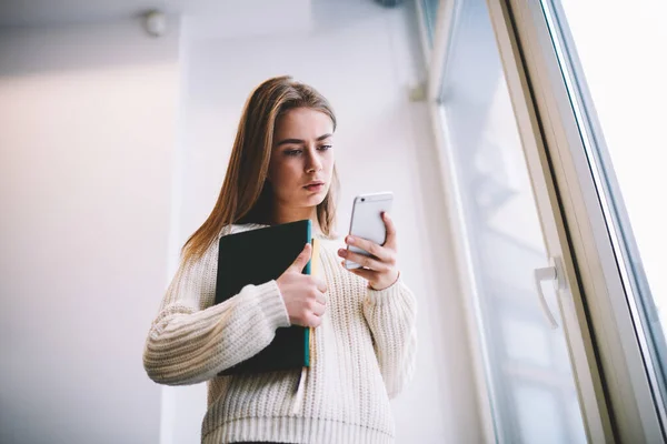 Unghi Scăzut Elevă Milenară Care Poartă Pulover Cald Picioare Manuale — Fotografie, imagine de stoc