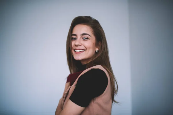 Jovem Fêmea Positiva Com Cabelos Longos Sorriso Dos Dentes Olhando — Fotografia de Stock