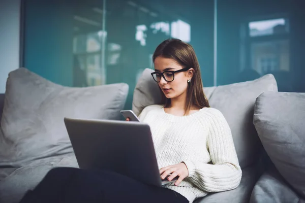 Freelancer Feminino Concentrado Com Laptop Colo Conversando Telefone Celular Enquanto — Fotografia de Stock