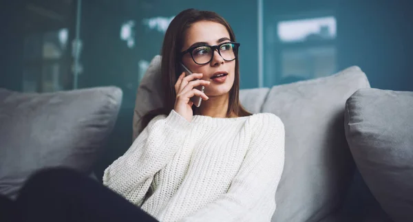 Kanepede Oturup Tatilde Akıllı Telefondan Sohbet Ederken Sıradan Bir Süveter — Stok fotoğraf