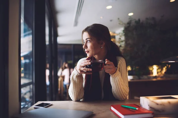 Joven Mujer Reflexiva Ropa Casual Mirando Hacia Otro Lado Mientras — Foto de Stock