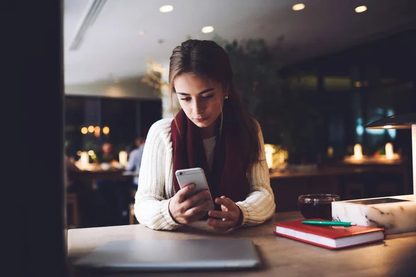 Eşarplı Çay Masasında Oturmuş Sohbet Etmek Için Cep Telefonu Kullanan — Stok fotoğraf