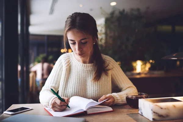 Empresaria Joven Enfocada Tomando Notas Cuaderno Mientras Está Sentada Mesa — Foto de Stock