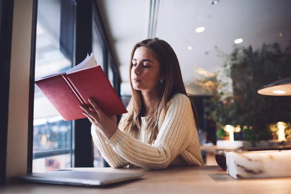 Nachdenkliche Studentin Sitzt Mit Erhobenen Händen Tisch Und Liest Notizen — Stockfoto