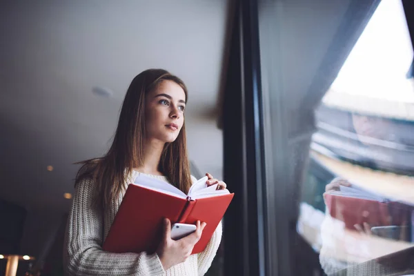 Niedriger Winkel Einer Studentin Mit Langen Braunen Haaren Hellen Pullover — Stockfoto