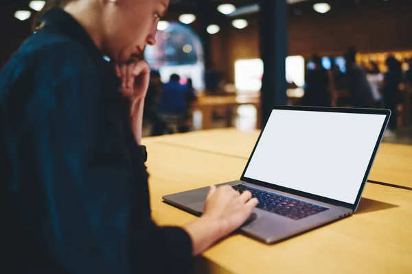 Kvalifikovaná Žena Profesionál Pomocí Maketa Notebook Pro Prohlížení Informací Vytvořit — Stock fotografie