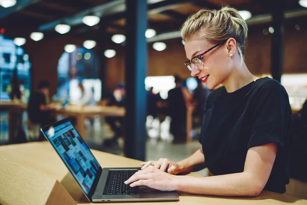 Freelance Féminine Qualifiée Dans Les Lunettes Optiques Pour Fournir Correction — Photo