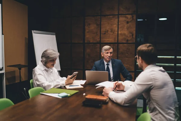 Compañeros Trabajo Pensativos Ropa Formal Mirándose Uno Otro Sentados Mesa — Foto de Stock