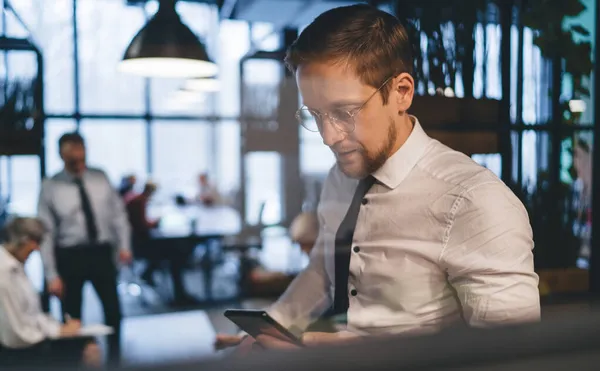 Guy Sms Ezett Mobilon Miközben Egy Csapat Üzletember Formális Ruhában — Stock Fotó