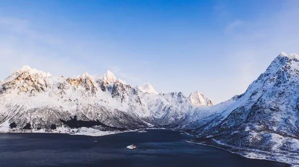 冬天覆盖着白雪的雄伟峡山的鸟瞰景象令人叹为观止 空中风景岩石峰峦 风景秀丽的自然景观 被北欧海环绕的罗浮敦岛 — 图库照片