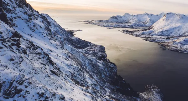 Adembenemend Vogelperspectief Fjord Bergen Bedekt Met Sneeuw Winter Bovenaanzicht Vanuit — Stockfoto