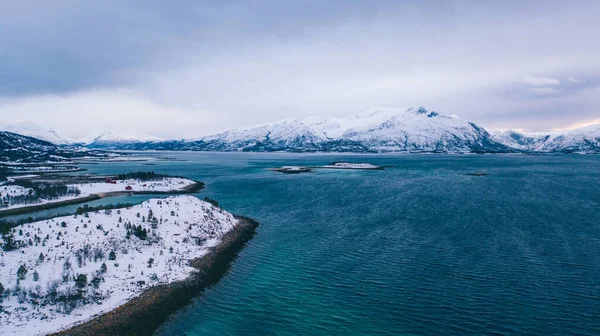 Adembenemend Vogelperspectief Fjord Bergen Bedekt Met Sneeuw Winter Bovenaanzicht Vanuit — Stockfoto