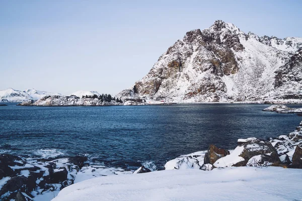 Norsko Fjord Skalnatými Štíty Pokryl Sníh Nachází Blízkosti Vlnící Moře — Stock fotografie