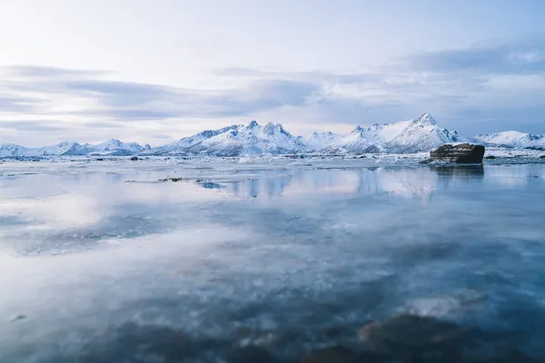 Paesaggio Incredibile Superficie Del Mare Ghiacciata Con Ghiacciai Circondati Montagne — Foto Stock