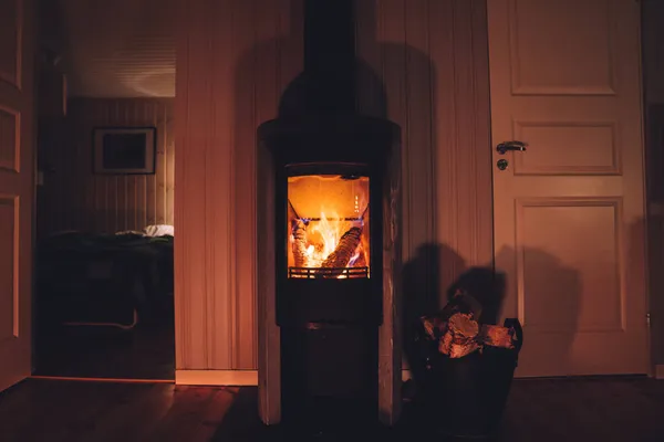 Intérieur Calme Salon Sombre Avec Cheminée Berceau Bois Ardent Intérieur — Photo