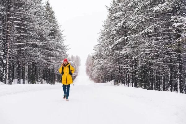 Pełne Ciało Kobieta Ciepłej Odzieży Wierzchniej Chodzenie Śnieżnej Drodze Pobliżu — Zdjęcie stockowe