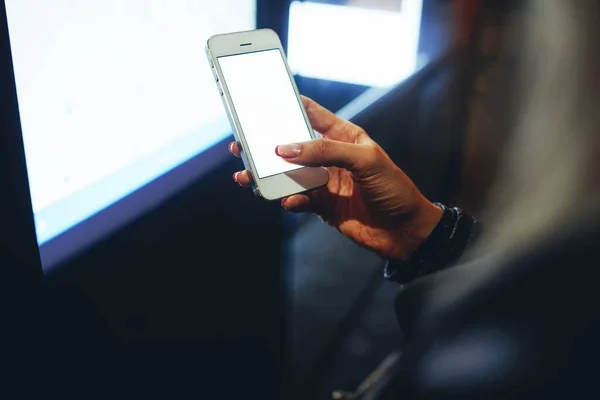 Fentről Termés Felismerhetetlen Manikűr Megérinti Üres Kijelző Fehér Mobiltelefon Miközben — Stock Fotó