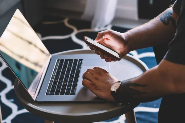 Arriba Hombre Negocios Anónimo Camisa Casual Sentado Mesa Café Con — Foto de Stock