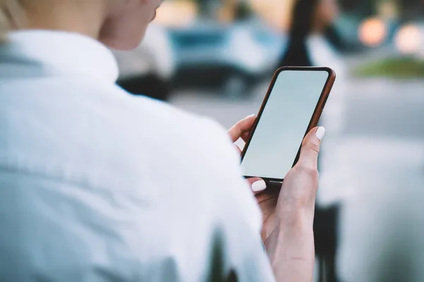 Zadní Pohled Plodiny Anonymní Žena Sobě Formální Oblečení Pomocí Mobilního — Stock fotografie