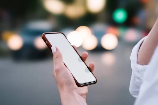 Mujer Irreconocible Blusa Casual Parada Afuera Viendo Videos Sobre Negocios — Foto de Stock