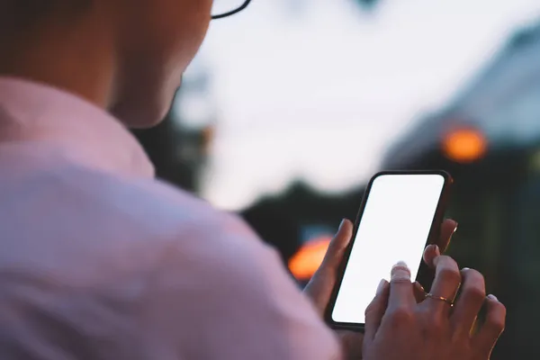 Oigenkännlig Samtida Kvinna Står Stadens Gata Skymningen Och Bläddra Mobiltelefon — Stockfoto