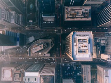 Yolları ve kaldırımları araçlarla ve insanlarla dolu modern sokakların insansız hava aracı görüntüsü San Francisco 'daki yüksek binalar ve gökdelenlere karşı.