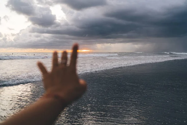 Faceless Person Staring Sunset Lost Clouds Ocean Rolling Foamy Waves — Stock Photo, Image