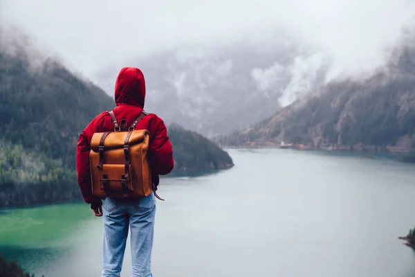 Rückansicht Eines Anonymen Wanderers Warmer Kleidung Mit Rucksack Der Auf — Stockfoto