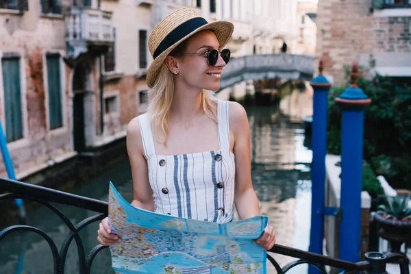 Elegante Femmina Sorridente Distogliendo Sguardo Mentre Esplora Quartiere Invecchiato Con — Foto Stock