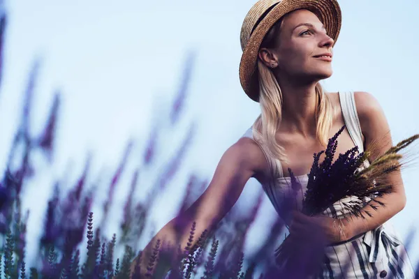 Von Unten Positiver Junger Frau Mit Stylischem Hut Und Kleid — Stockfoto