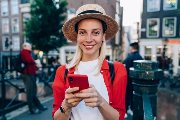 Felice Femmina Sorridente Guardando Fotocamera Mentre Messaggistica Testo Sul Cellulare — Foto Stock