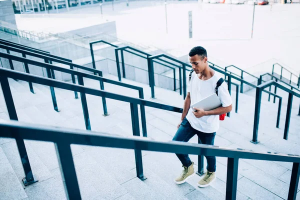 생각깊은 흑인젊은 남자의 트렌디 부츠를 노트북을 가지고 캠퍼스 계단을 — 스톡 사진