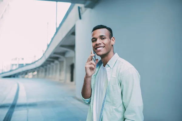 Szczęśliwy Młody Afroamerykanin Mężczyzna Białej Koszuli Koszuli Mając Rozmowę Telefon — Zdjęcie stockowe
