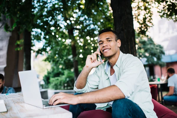 Conteúdo Homem Afro Americano Falando Smartphone Enquanto Está Sentado Com — Fotografia de Stock