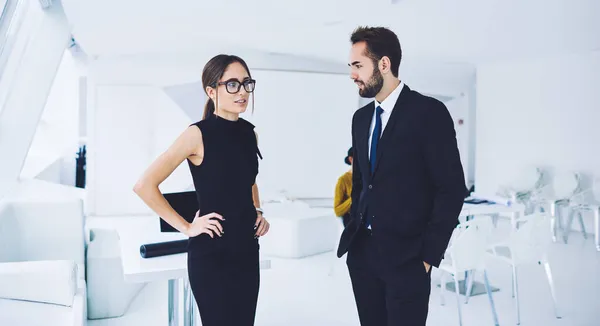 Uomini Donne Vestiti Formalmente Occhiali Ottici Che Discutono Strategia Aziendale — Foto Stock