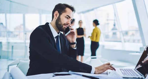 Empresario Masculino Caucásico Que Planea Proceso Trabajo Que Analiza Intercambio — Foto de Stock