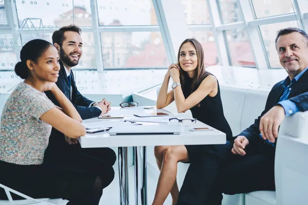 Investitori Felici Seduti Tavolo Desktop Parlando Scambio Coinvolto Lavoro Squadra — Foto Stock