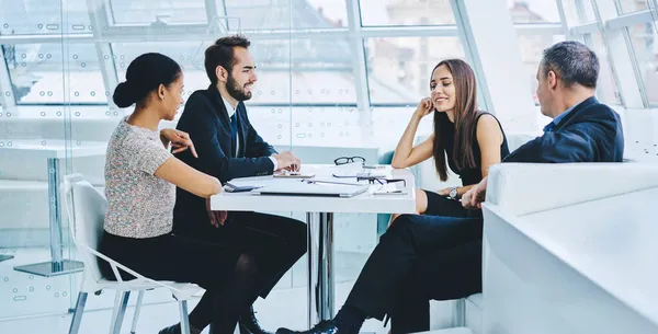 Inversores Felices Sentados Escritorio Mesa Hablando Negocios Intercambio Trabajo Equipo — Foto de Stock