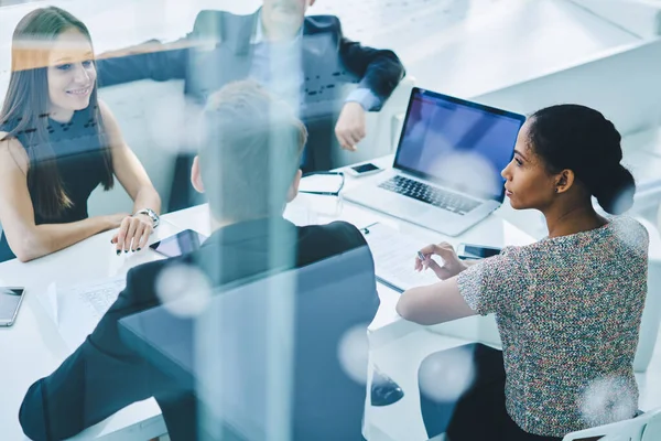 Grupo Colegas Experientes Comunicar Sobre Negócios Durante Conversa Conferência Mesa — Fotografia de Stock