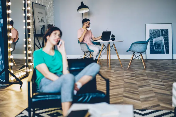 Caucásico Freelancer Masculino Con Taza Café Trabajando Remotamente Ordenador Portátil —  Fotos de Stock