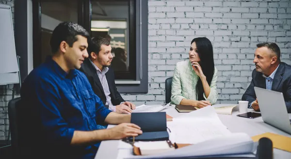 Socios Masculinos Femeninos Experimentados Que Hablan Intercambio Comercial Sentado Escritorio — Foto de Stock