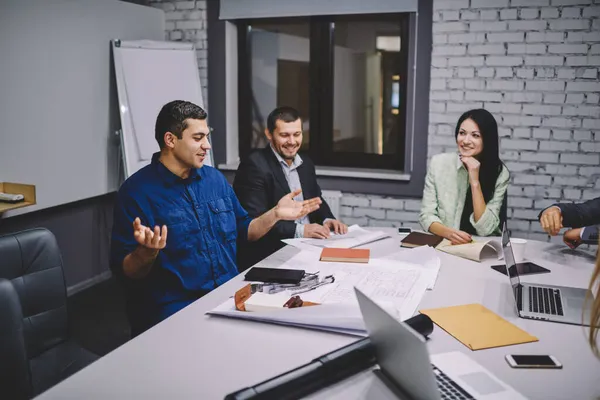 Socios Profesionales Ropa Formal Sentados Escritorio Oficina Con Computadoras Portátiles — Foto de Stock